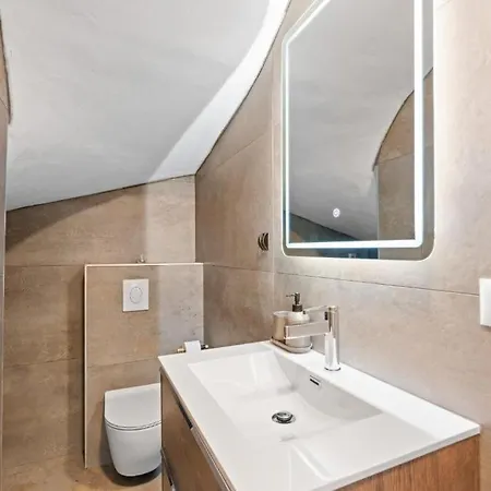Luxury Delfis Hotel *